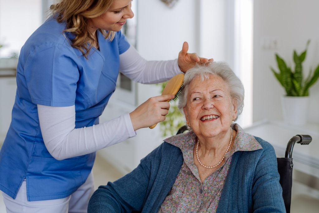 מטפלת מסרקת קשישה
