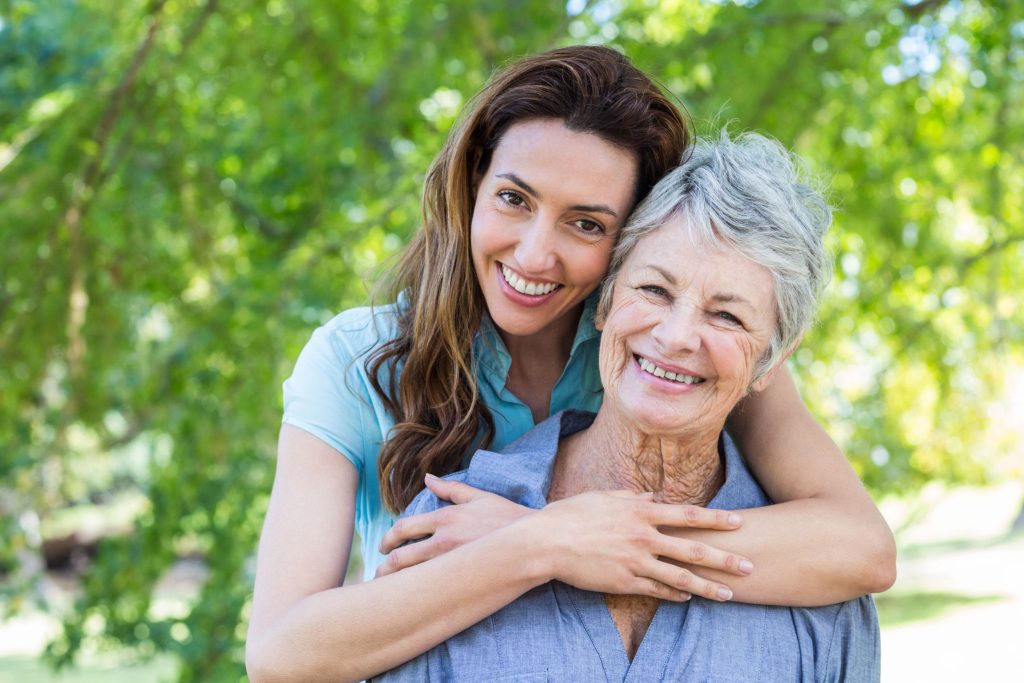 תמונה של אישה צעירה ואישה קשישה מחובקות