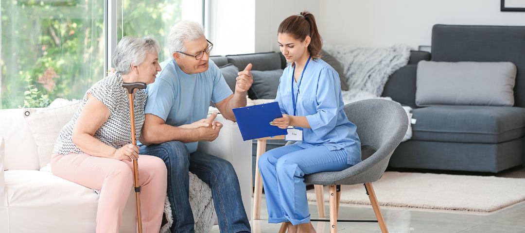 קשישים יושבים ומדברים עם מטפלת