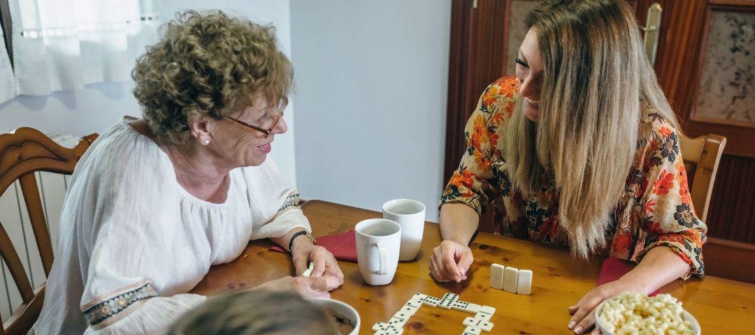 2 נשים משחקות דומינו