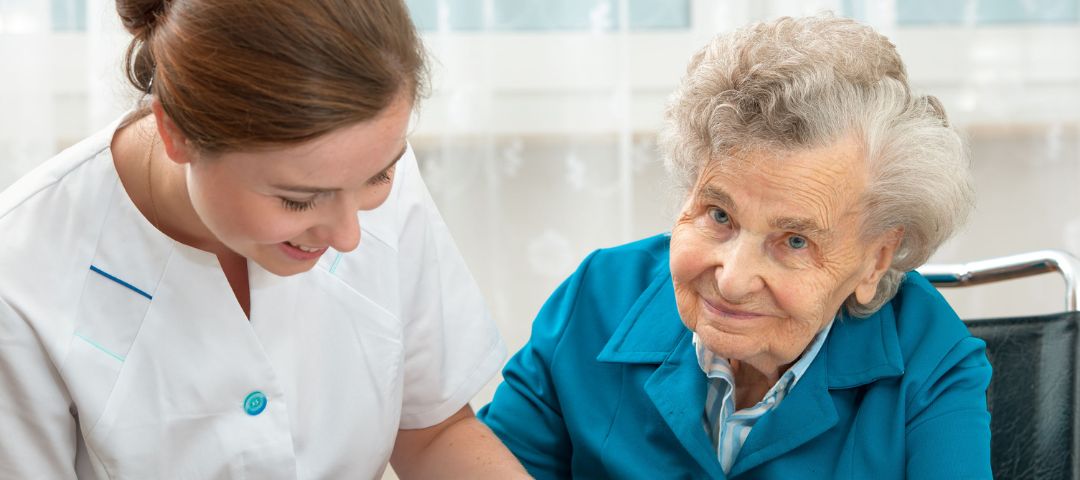 קשישה ומטפלת