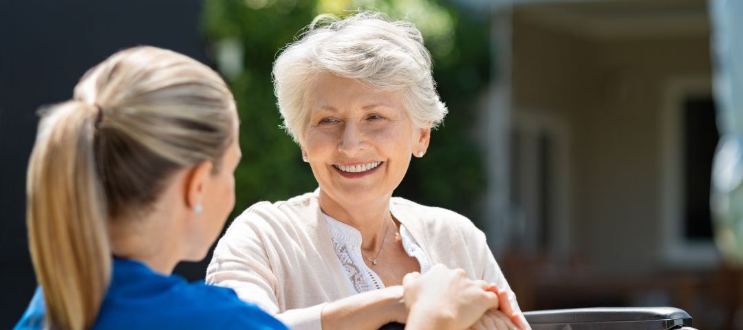קשישה ומטפלת