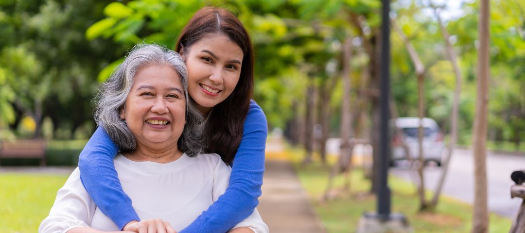 קשישה עם מטפלת