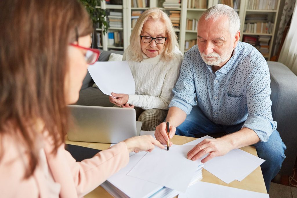 זוג קשישים חותמים על מסמך אל מול עו"ד