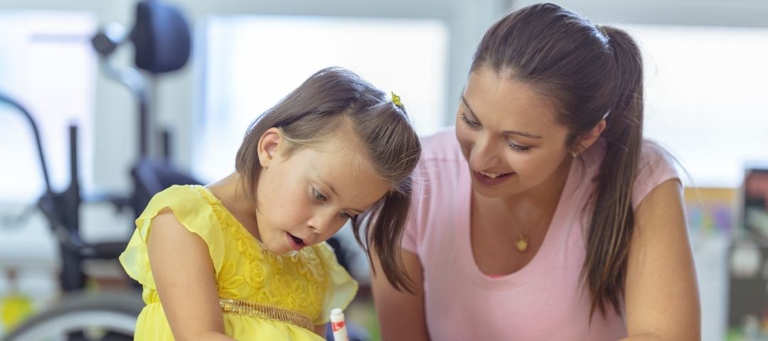 ילדה וסייעת