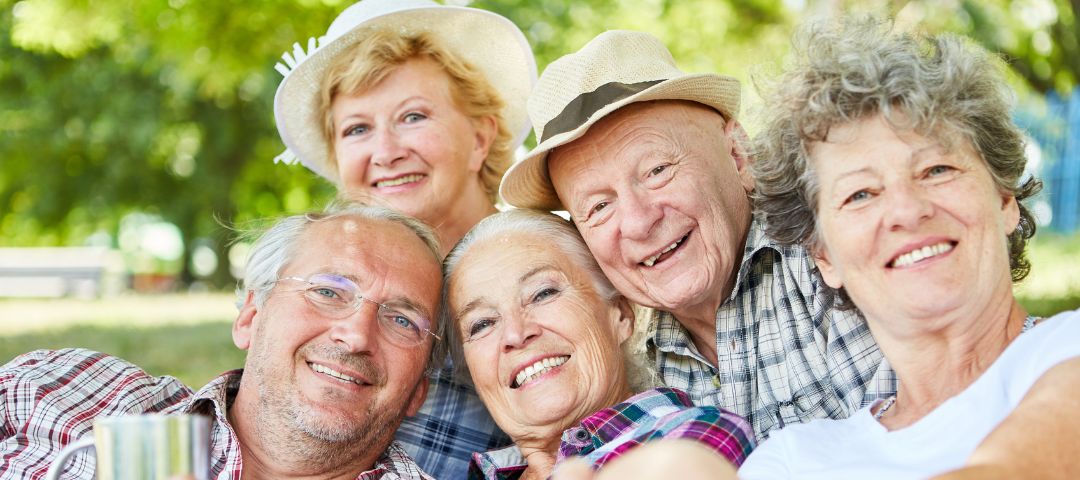 קבוצה של קשישים מחוייכים