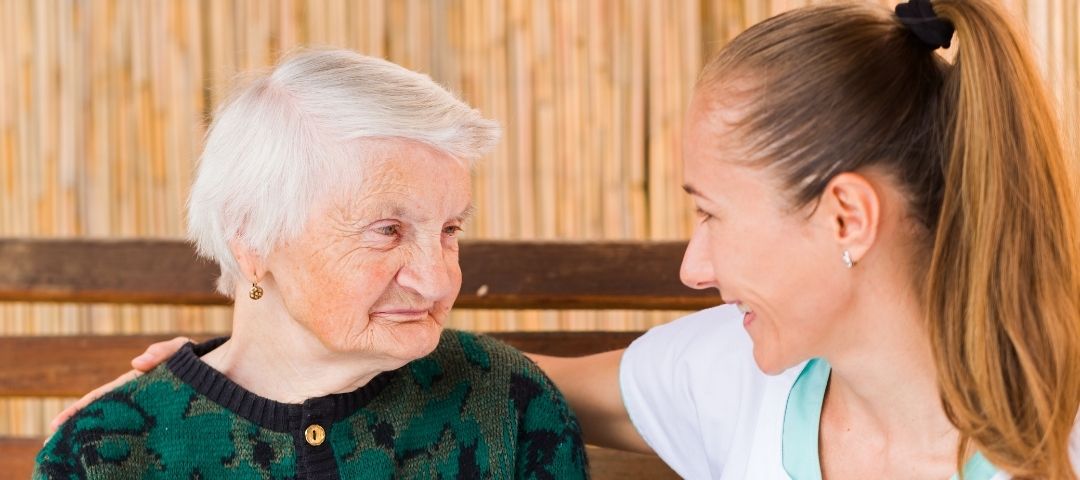 מטפלת וקשישה