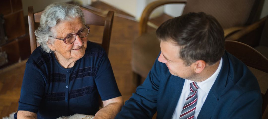 קשישה עם עו"ד