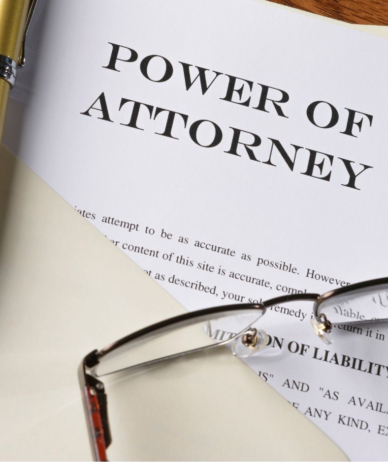 מסמך משפטי ועליו משקפי ראייה