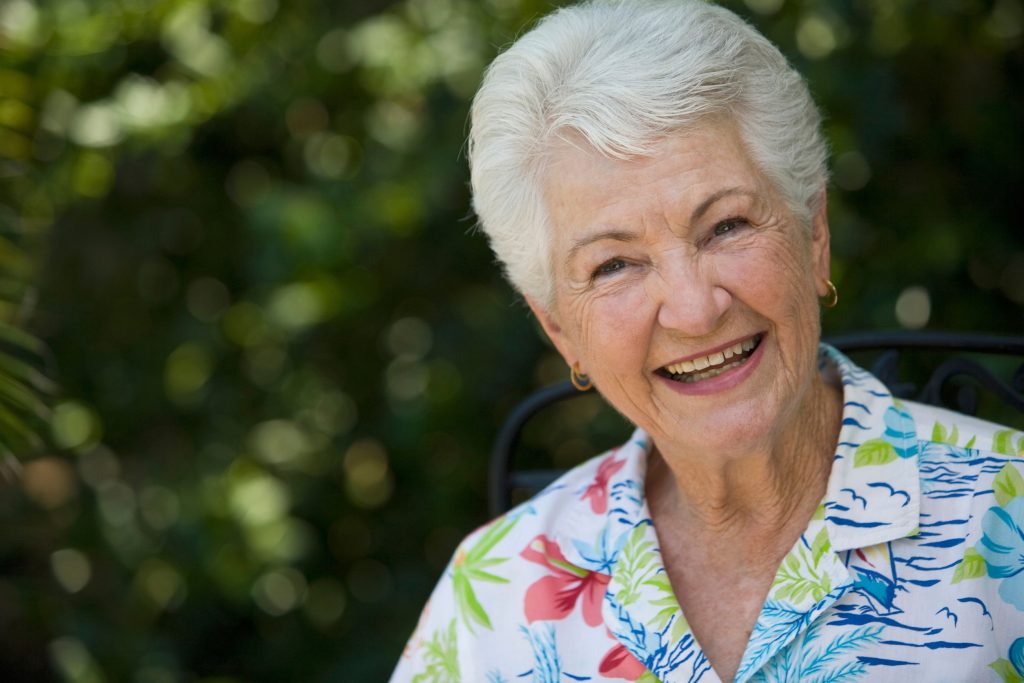 קשישה מחייכת