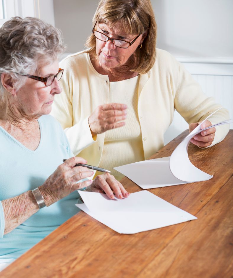 שתי קשישות מביטות בטפסים