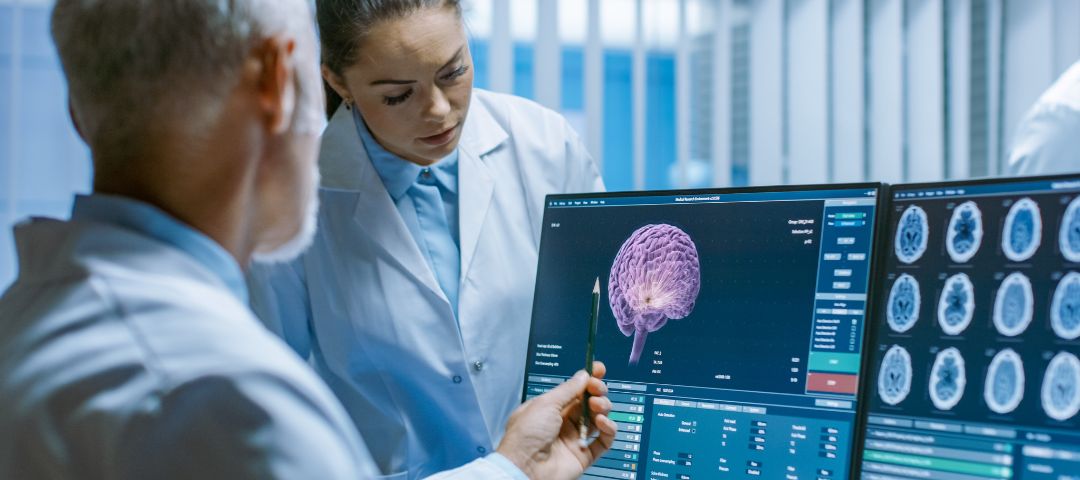 רופאים מסתכלים על הדמיות של מוח