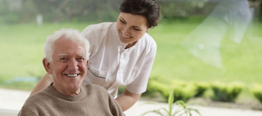 קשיש עם מטפלת