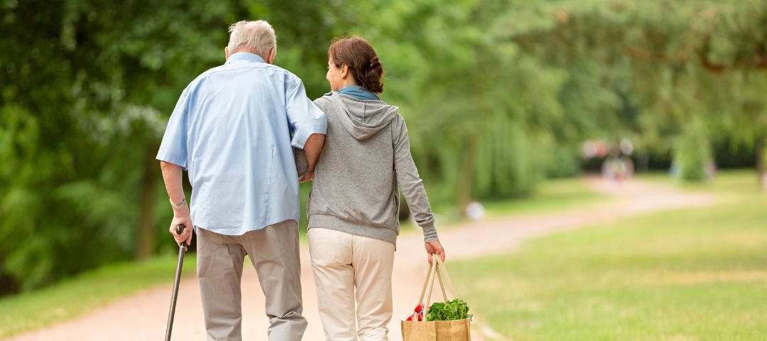 קשיש והבת שלו הולכים בפארק