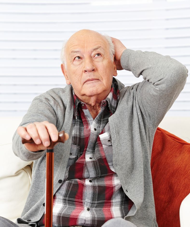 קשיש יושב ונראה מבולבל