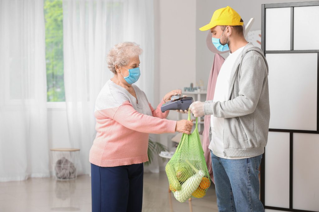 קשישה מקבלת משלוח סופר בתקופת הקורונה
