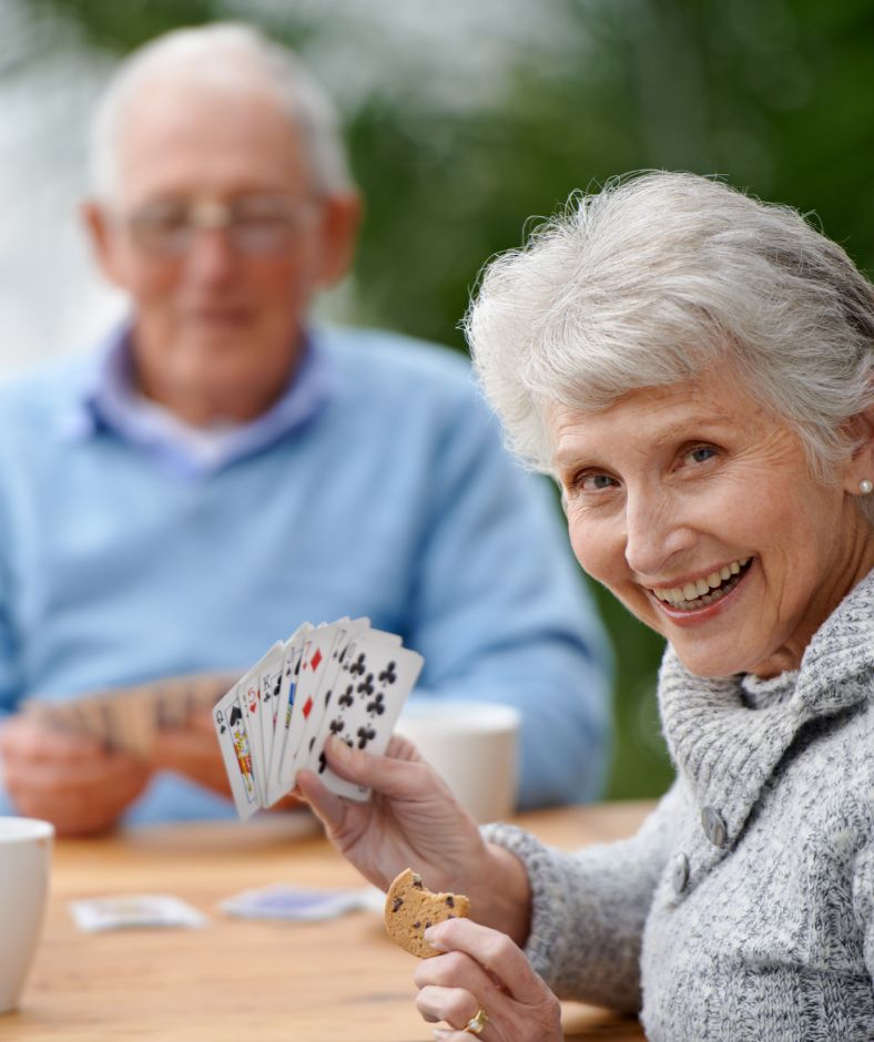 זוג קשישים משחקים קלפים