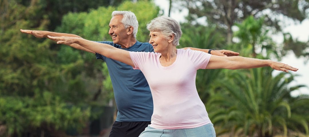 שני קשישים עושים התעמלות