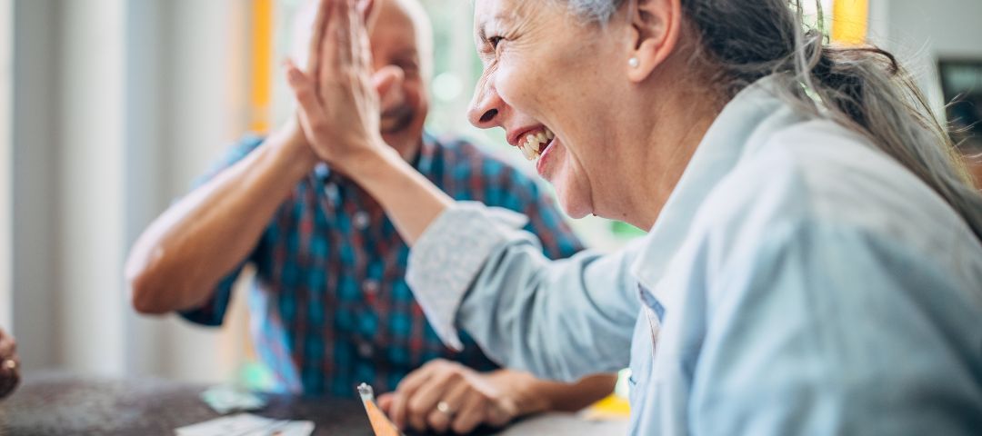 קשישים משחקים קלפים
