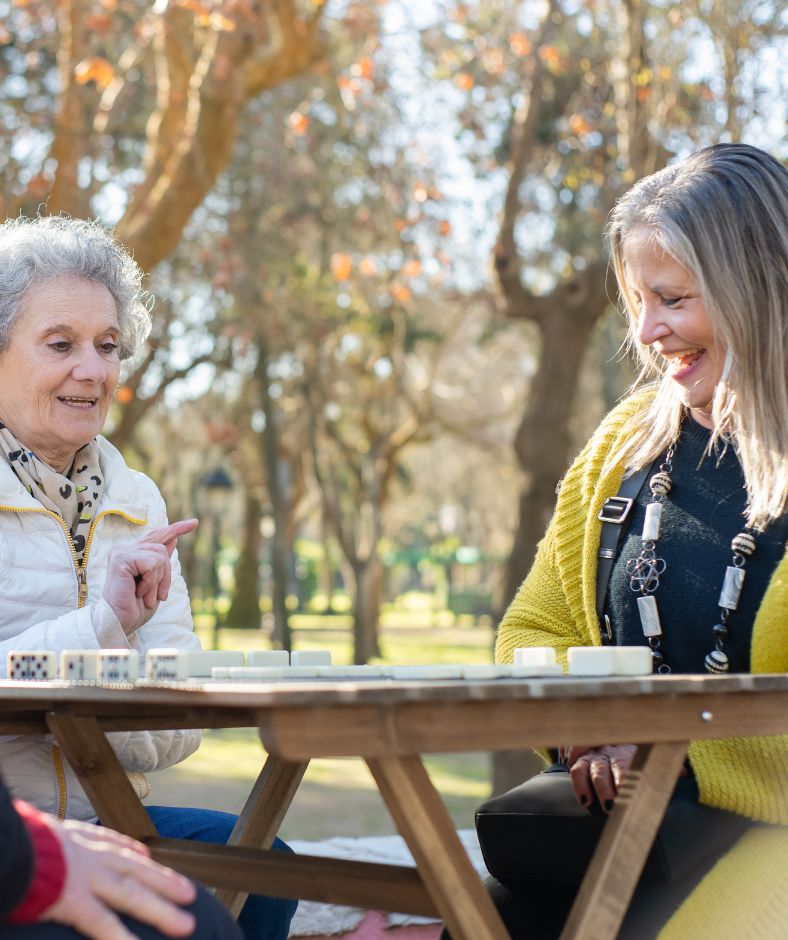 נשים מבוגרות משחקות דומינו בפארק