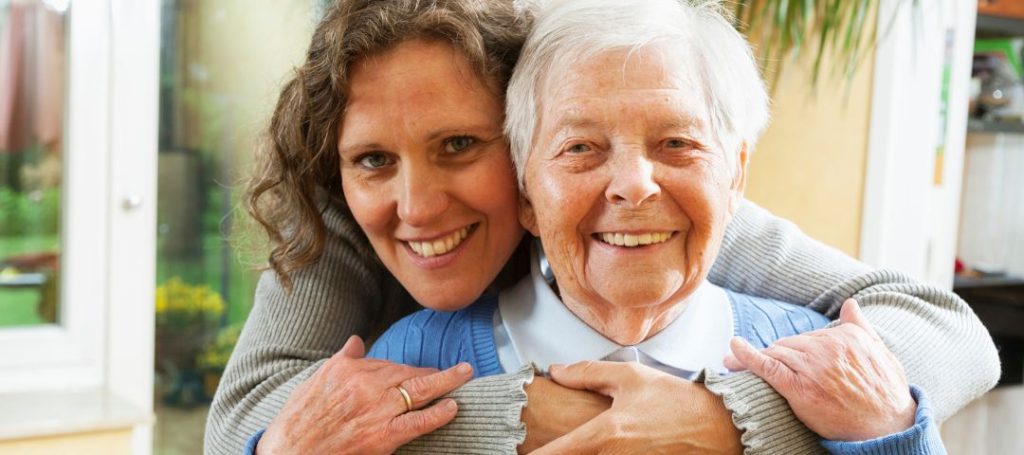 אמא ובת- תמונת אווירה לעמוד על בני משפחה מטפלים