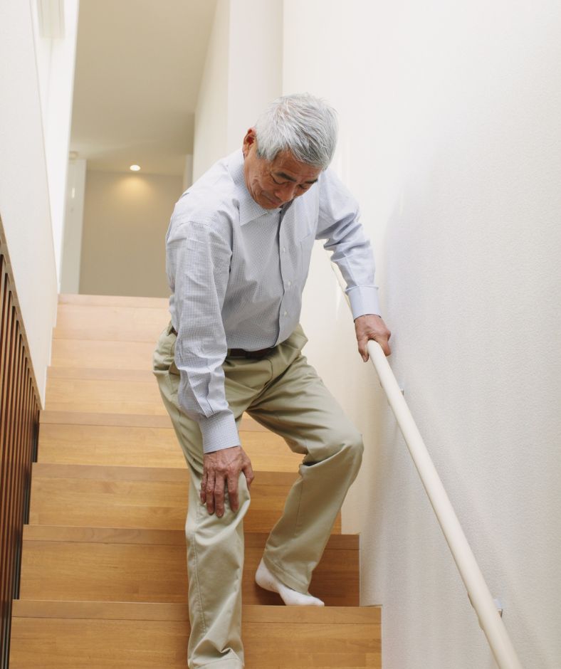 אדם קשיש יורד במדרגות