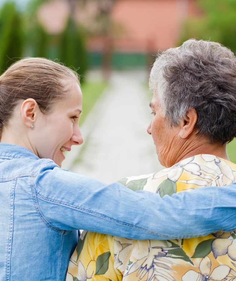 אישה וקשישה מדברות