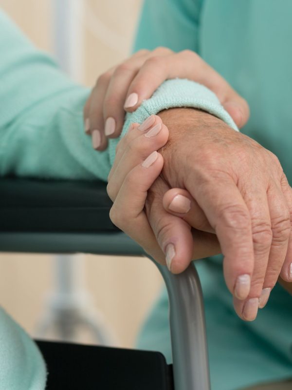 מטפלת מחזיקה יד של קשישה