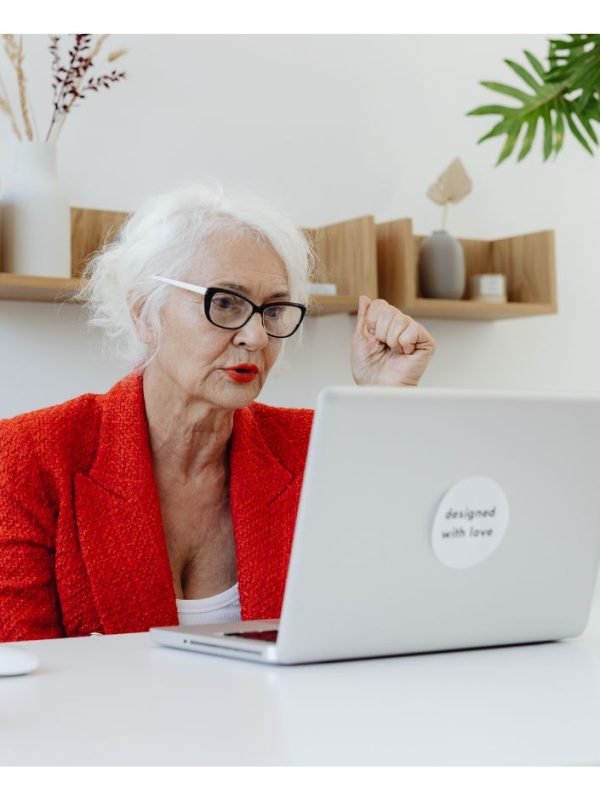 אישה קשישה עובדת על המחשב שלה