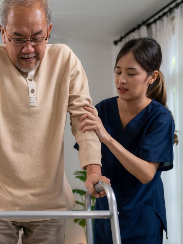 עובדת סיעודית עוזרת לקשיש