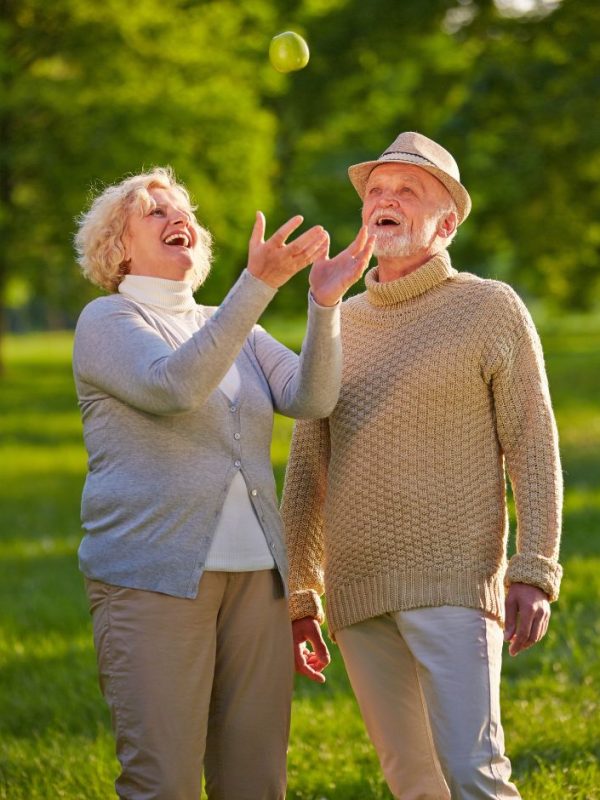 שני קשישים עומדים בפארק
