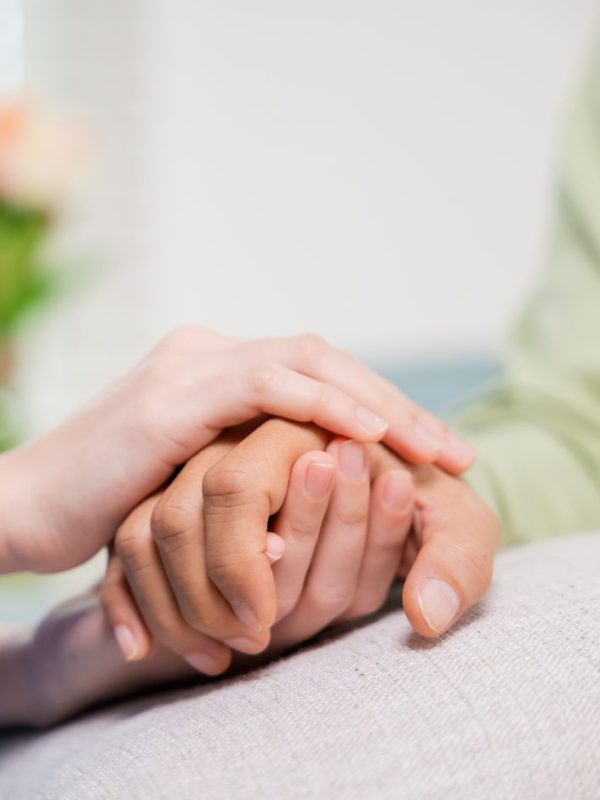 2 ידיים אוחזות יד אחרת