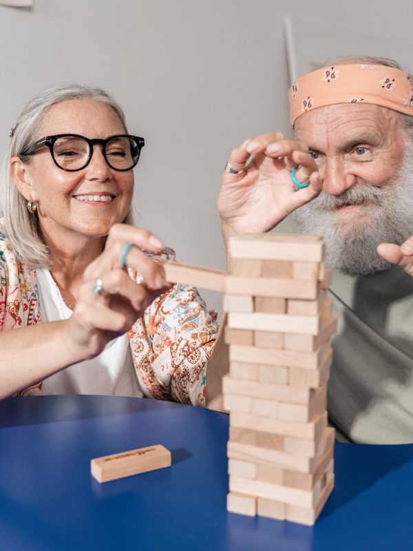 שני קשישים בונים מגדל מקוביות