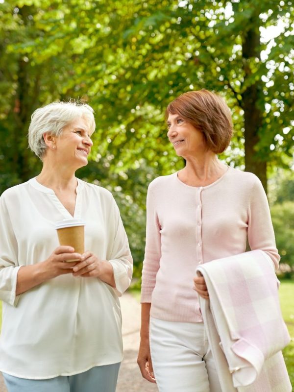 נשים מבוגרות מטיילות בפארק