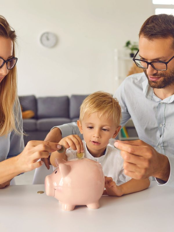 הורים וילד עם קופת חסכון