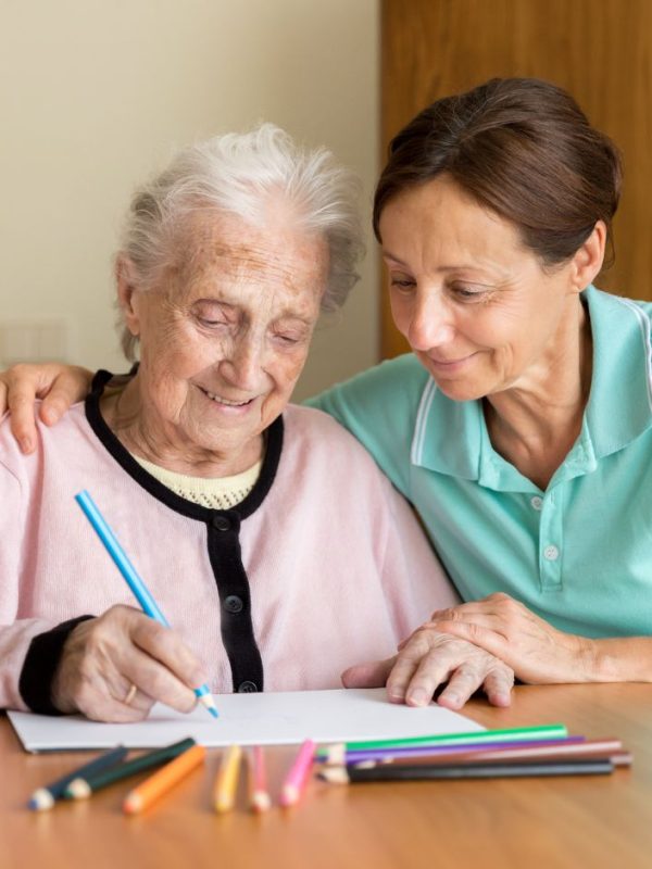 קשישה מציירת ולידה המטפלת