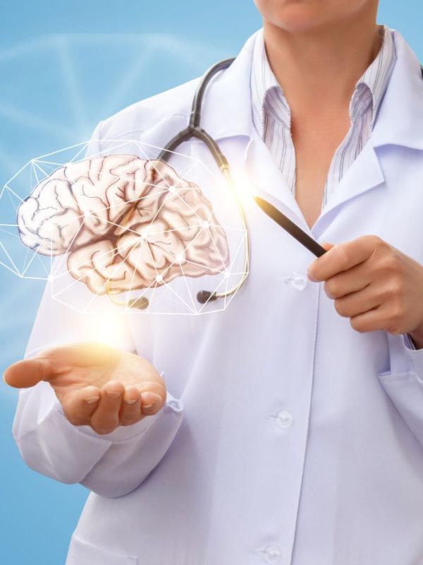 רופאה מחזיקה הדמייה של מוח בתלת מימד